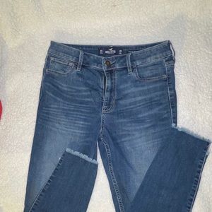 4.Hollister Jeans . High rise crop supper skinny .